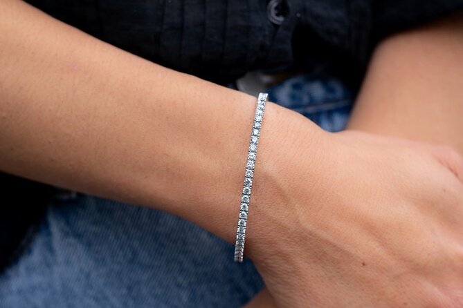 Diamonds and Cocktails a Shopping Experience in Grand Cayman - What this one-hour Grand Cayman experience really is
