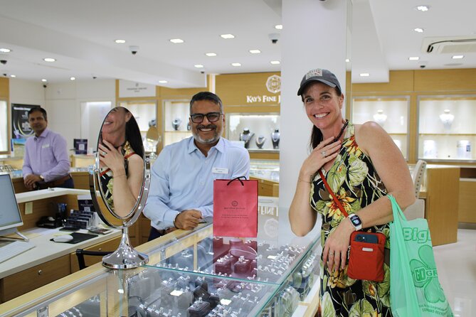 Diamonds and Cocktails a Shopping Experience in Grand Cayman - Learning about diamonds, gemstones, and lab-created stones